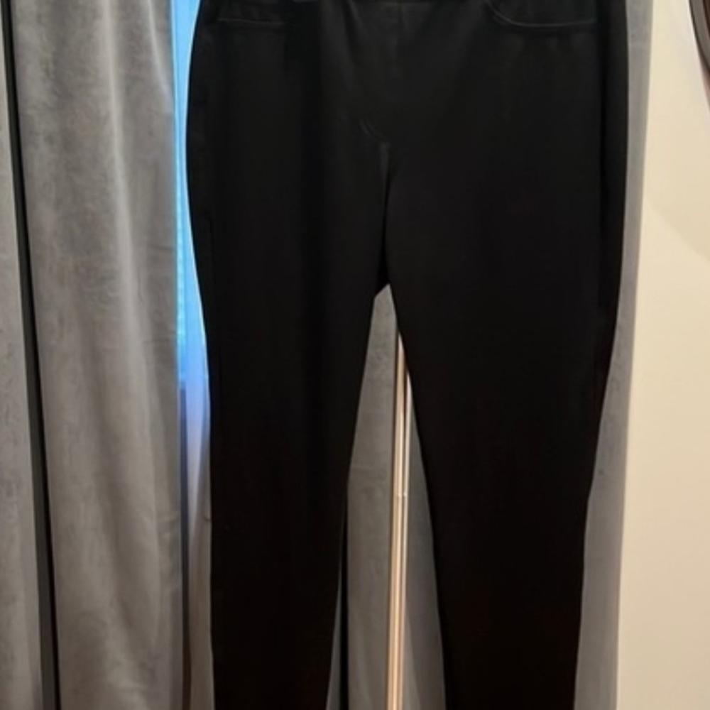 Neiman Marcus Sleek Black Skinny Pants